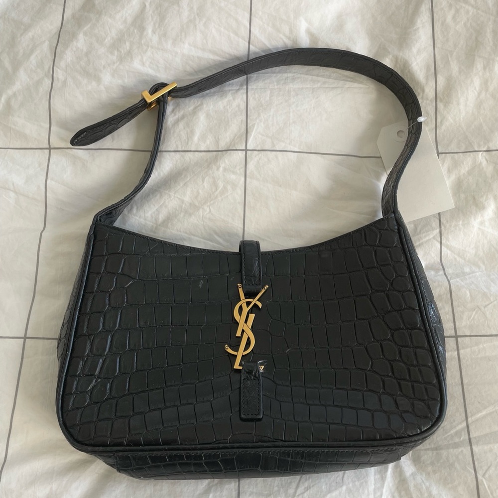 Le 5 à 7 in Crocodile-Embossed Shiny Leather